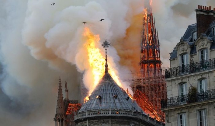 Notre Dame sous les flammes. (Paris) Notre Dame sous les flammes. (Paris)